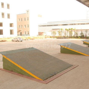 倉(cāng)庫(kù)液壓登車橋案例-華楠駿業(yè)